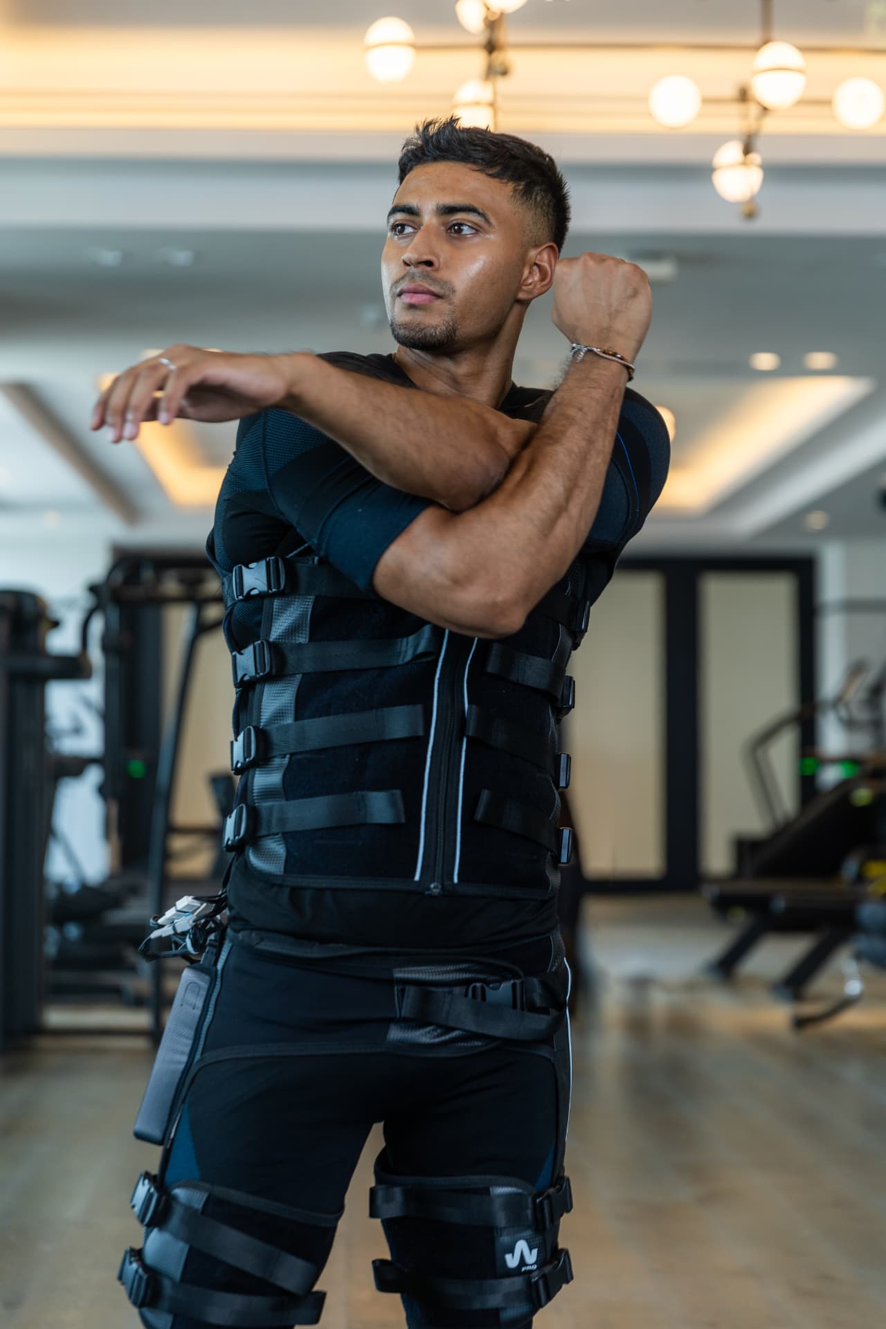 Studio 11 athlete in an EMS suit activating core and posture muscles